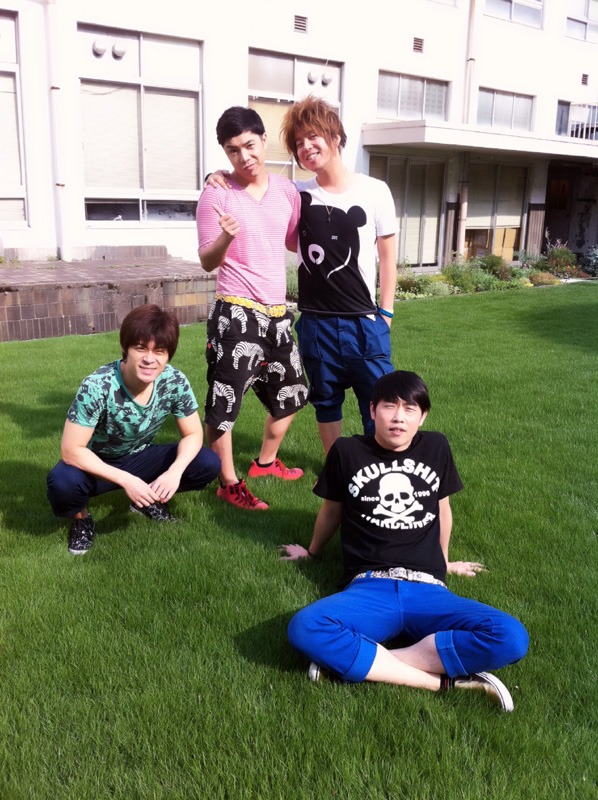 舞台「ふしだらな夜」に出演するギンナナ、ニブゴ大川、ニブゴ宮地の4人。(c)吉本興業