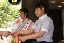 ビラ配りをするNON STYLE。