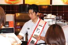 レジ打ちをするNON STYLE石田。