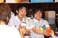 客に商品を手渡すNON STYLE。