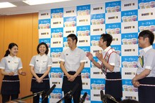 この日、NON STYLEとともに働いた店員たちは、こぞって石田（右から2番目）の働きぶりを褒めていた。