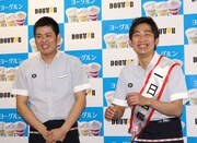 ドトールコーヒーショップ渋谷神南1丁目店の店長と、「1日店長」の石田（左から）。