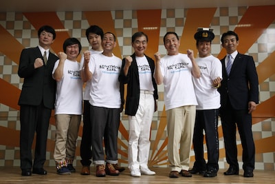 桂三枝の発案により完成した「被災地巡回トラック 移動あおぞら花月」。会見には三枝、ザ・ぼんち、かまいたち、こんばらさん、アートコーポレーション・田代憲営業部長、よしもとクリエイティブ・エージェンシー・泉正隆取締役が出席した。(c)吉本興業