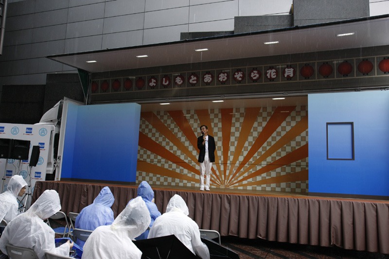 「避難所での公演は気が引ける」という思いから完成したこのトラック舞台。ザ・ぼんちも「めくりなんかも僕らがデビューした頃の雰囲気のまんま。寄席らしい雰囲気がありますね」（まさと）、「お声がかかればどこでもいける。コンパクトでいい」（おさむ）と絶賛。(c)吉本興業