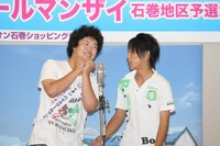 ホルモン。彼らに興味をもった司会陣は、漫才後のトークで「スポーツは何かやってたの？」「最近やった一番悪いことは？」など質問攻め。(c)吉本興業