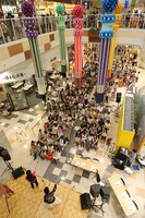 多くの観客が大会に注目。(c)吉本興業