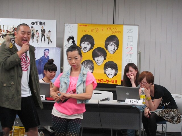 タワーレコードのK-POP番組「K-POP LOVERS!」にゲスト出演したレイザーラモンRGととくこ。ほとんどの時間を使って歌って踊り、K-POP愛を表現した。