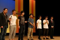 会見の一場面。(c)吉本興業