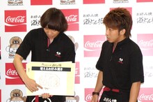 「増えるお好み焼き」を考案したチーモンチョーチュウ白井（左）。