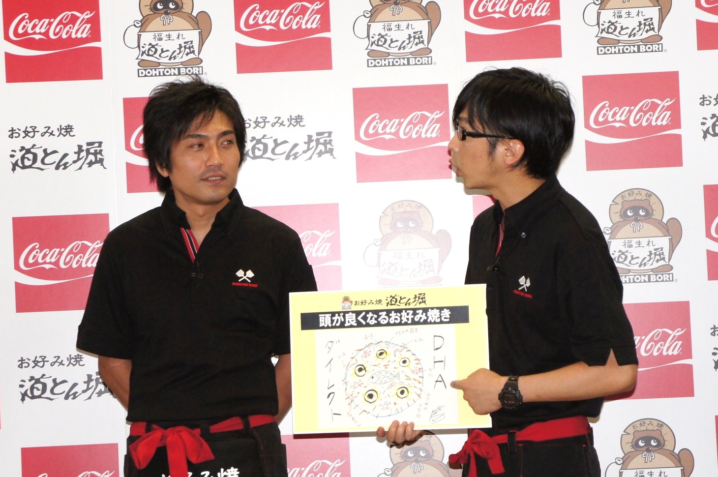 「頭が良くなるお好み焼き」を考案したラフ・コントロール森木（右）。イラストの右下には自分のサインを入れている。