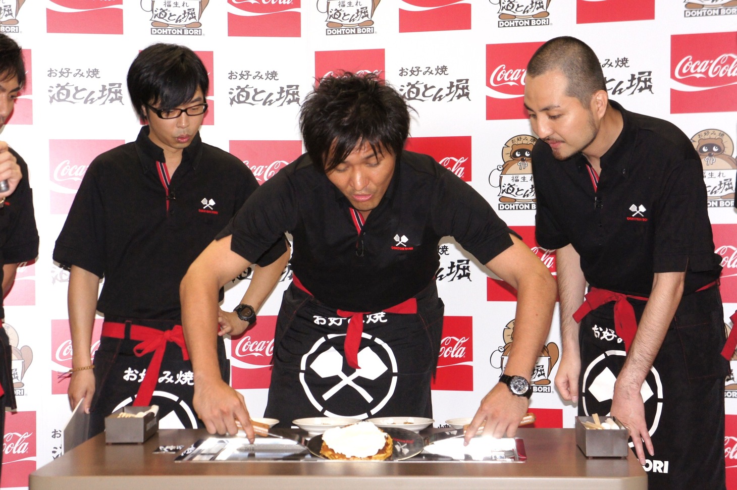 スリムクラブ真栄田（中央）は、喉の調子を整えるため「はちみつしょうがお好み焼き」を発案した。