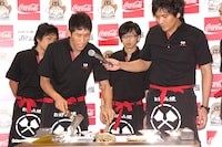 「愛情たっぷり節約お好み焼き」を考案した新婚の麒麟・田村（左から2人目）。