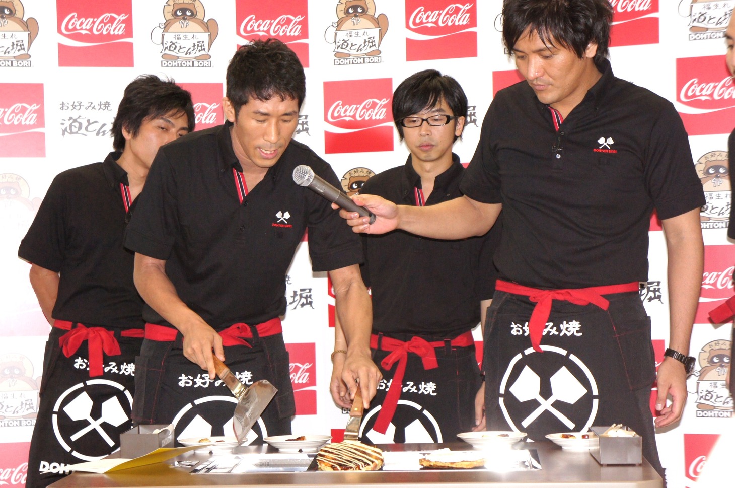 「愛情たっぷり節約お好み焼き」を考案した新婚の麒麟・田村（左から2人目）。