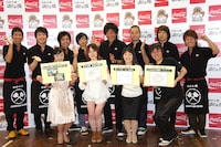 「コカ・コーラ ゼロにあうお好み焼きレシピコンテスト」選考結果発表会に出席した、麒麟、ラフ・コントロール、スリムクラブ、チーモンチョーチュウ（左から）。前列には審査員特別賞の受賞者と、最終選考3レシピの考案者が並ぶ。