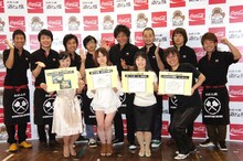 「コカ・コーラ ゼロにあうお好み焼きレシピコンテスト」選考結果発表会に出席した、麒麟、ラフ・コントロール、スリムクラブ、チーモンチョーチュウ（左から）。前列には審査員特別賞の受賞者と、最終選考3レシピの考案者が並ぶ。