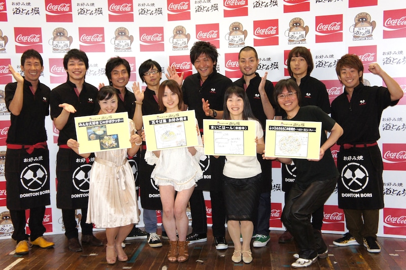 「コカ・コーラ ゼロにあうお好み焼きレシピコンテスト」選考結果発表会に出席した、麒麟、ラフ・コントロール、スリムクラブ、チーモンチョーチュウ（左から）。前列には審査員特別賞の受賞者と、最終選考3レシピの考案者が並ぶ。