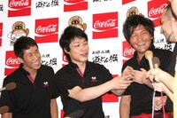 結婚指輪を中指にはめているスリムクラブ内間（右端）。