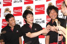 結婚指輪を中指にはめているスリムクラブ内間（右端）。