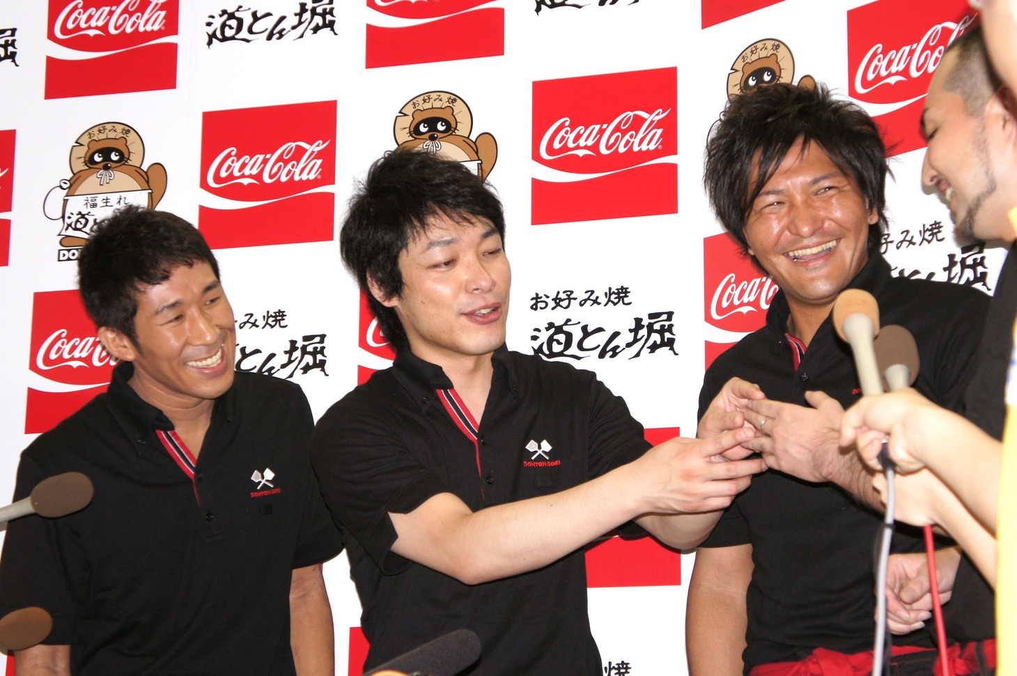 結婚指輪を中指にはめているスリムクラブ内間（右端）。