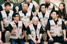 「やりすぎコージー」の「どうぶつ都市伝説」に登場する（前列左から）アンタッチャブル柴田、ムツゴロウ、東野幸治ら。(c)テレビ東京