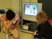 楽屋で収録をチェックするもう中学生とカナリア・ボン。