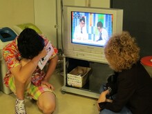 楽屋で収録をチェックするもう中学生とカナリア・ボン。