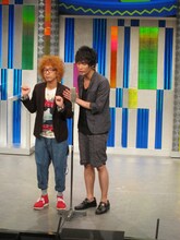 「爆笑！ばちーんんん」収録中のカナリア。