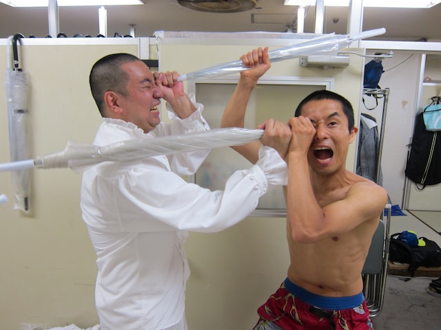 7月29日（金）に東京・渋谷シアターDにて「RG VS ハブ ～ジャッジ熊谷～　聖地シアターD決戦2011」を開催するレイザーラモンRGとBコース・ハブ。取材の最中も激しいにらみ合いが繰り広げられている風だった。