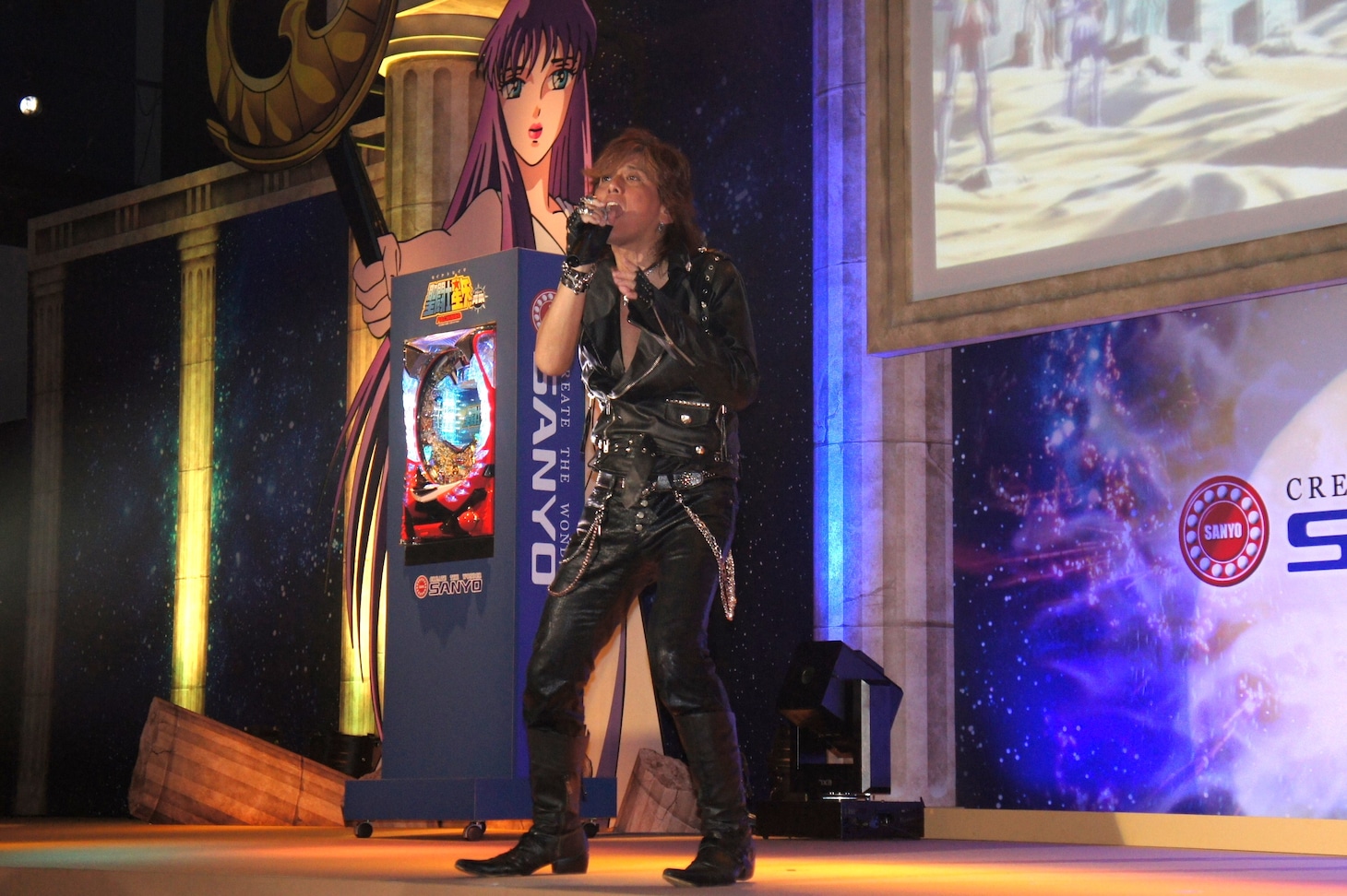 アニメ版「聖闘士星矢」の初代オープニング曲「ペガサス幻想（ファンタジー）」を披露するNoB。