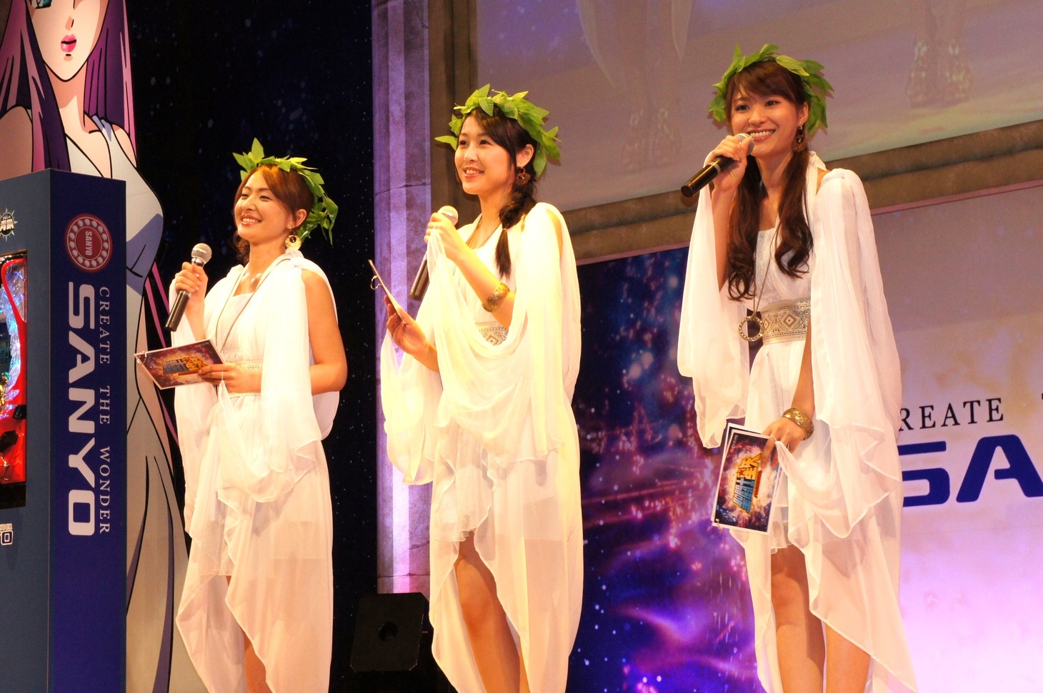 ステージ上でプロモーションを行う「ミスマリンちゃん」の澤井玲菜、渡辺未優、山口沙紀（左から）。