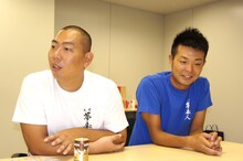 取材会でビーチボーイズたちを優しく見守るレギュラー。