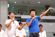 イベントに登場するなり、さっそく“気絶”して見せたレギュラー西川（右）。