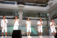 ビーチボーイズのセイゴ、ミキヤ、関義哉（新選組リアン）、ケイスケ、ハットリ（左から）。