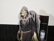 悪魔のマスクをかぶって登場した家城。