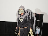 悪魔のマスクをかぶって登場した家城。