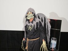 悪魔のマスクをかぶって登場した家城。