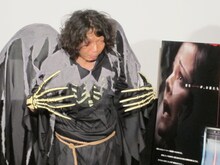 撮影時に悪魔っぽい表情を求められる家城。