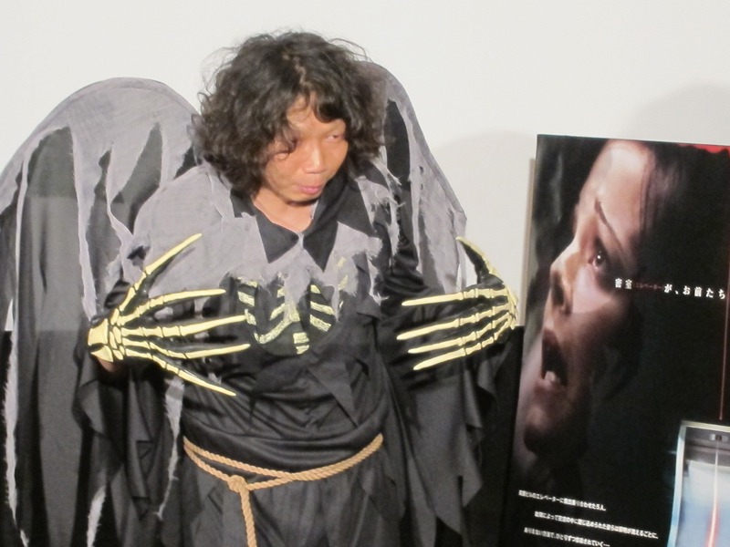 撮影時に悪魔っぽい表情を求められる家城。