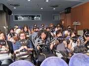 観客と一緒に撮影に臨む家城。