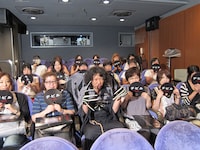 観客と一緒に撮影に臨む家城。