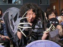 精一杯悪魔顔を演出する家城。