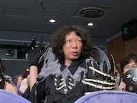 東京・東宝東和試写室にて行われた映画「デビル」のイベント「悪魔を呼び出す真夏の恐怖試写会」に“デビル顔”として登場したカリカ家城。