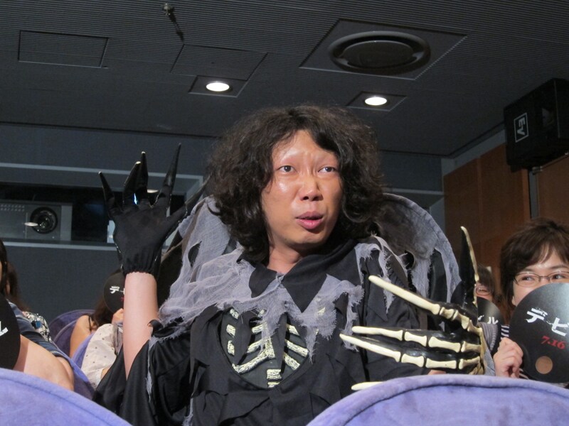 東京・東宝東和試写室にて行われた映画「デビル」のイベント「悪魔を呼び出す真夏の恐怖試写会」に“デビル顔”として登場したカリカ家城。