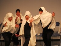 尼僧となって「思い切り やってみようよ 歌舞伎をね」のお題に従い、見よう見まねの歌舞伎を全力で繰り広げた梅小鉢・小森。