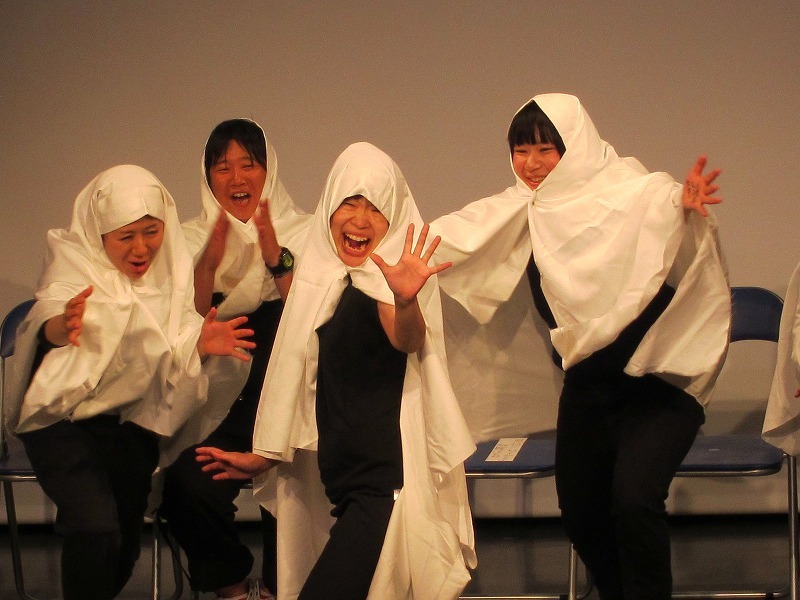 尼僧となって「思い切り やってみようよ 歌舞伎をね」のお題に従い、見よう見まねの歌舞伎を全力で繰り広げた梅小鉢・小森。