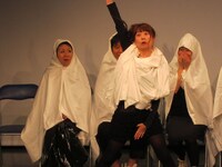 「見てみたい マンキンで踊る カズダンス」をやりきった梅小鉢・高田。しかし周りからは「よくそんなのでテレビに出ておるのぉ」「この女モノマネしか取り柄がないのぉ」と言われてしまった。