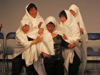 見た目が「意地悪なシスター」と言われたチキチキジョニー石原。「全力で やってみようよ エアギター」という俳句を引き、舞台を所狭しと暴れ回って表現。終いにはバラードのソロが始まったため強制終了。