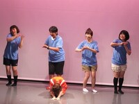 人気の「マル・マル・モリ・モリ」を踊るも土下座する梅小鉢・高田。このあと、石原のレディー・ガガも出てくるが一瞬で幕が閉まってしまった。