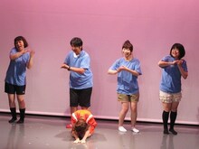 人気の「マル・マル・モリ・モリ」を踊るも土下座する梅小鉢・高田。このあと、石原のレディー・ガガも出てくるが一瞬で幕が閉まってしまった。