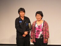 チキチキジョニーは漫才を披露。岩見が「ガールズバーで働こうかな」と言い出したことから、「生まれ変わったらどんな女性になりたいか」という話題に。石原の秀逸な毒舌に、キレのいい岩見のツッコミが冴える。